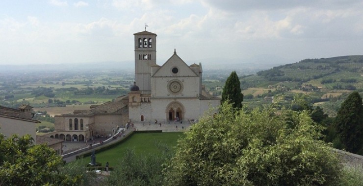 I frati francescani di Assisi  per il vaccino anti-covid bene universale